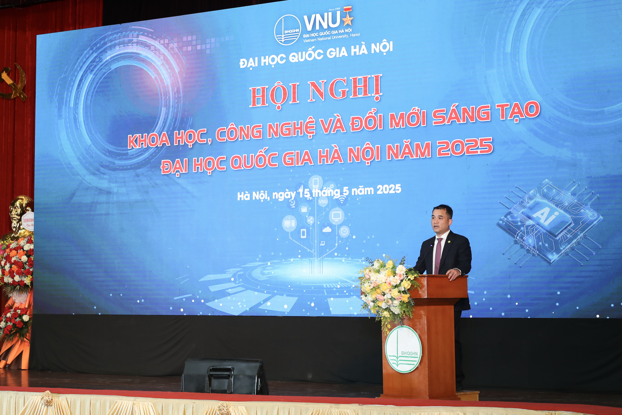 Phó Giám đốc ĐHQGHN Phạm Bảo Sơn phát biểu khai mạc hội nghị