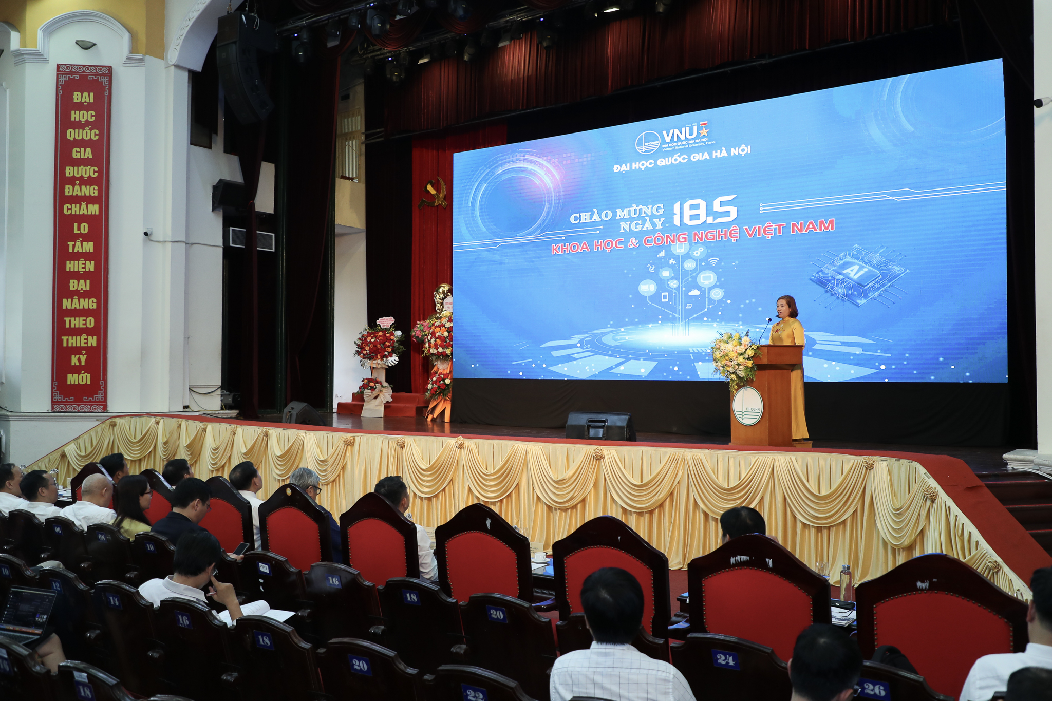 Trưởng ban Khoa học và Đổi mới sáng tạo Trần Thị Thanh Tú trình bày báo cáo kết quả hoạt động KH&CN năm 2024 của ĐHQGHN