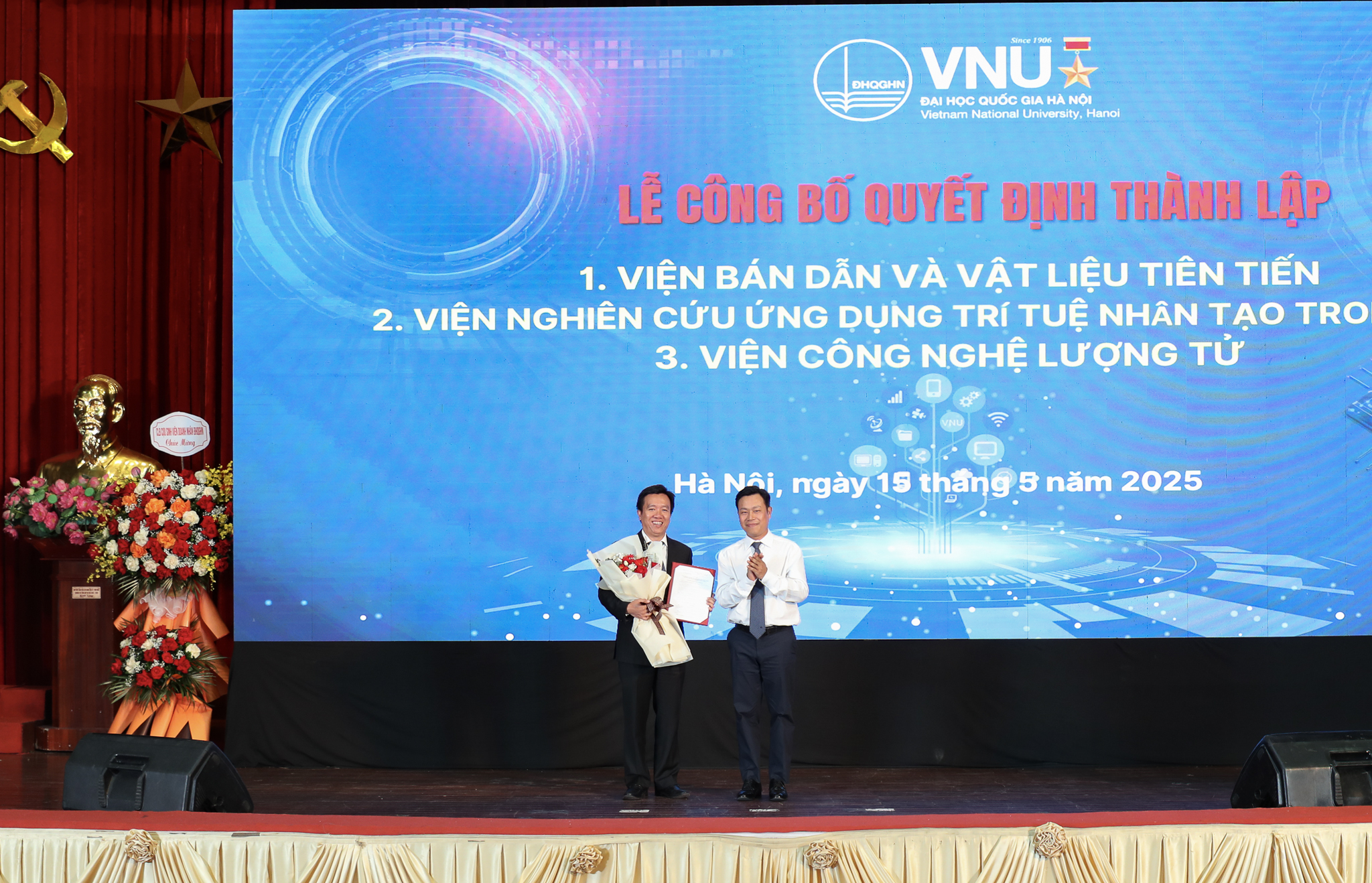 Giám đốc ĐHQGHN Lê Quân trao Quyết định bổ nhiệm Viện trưởng Viện Bán dẫn và Vật liệu tiên tiến cho PGS.TS Nguyễn Trần Thuật