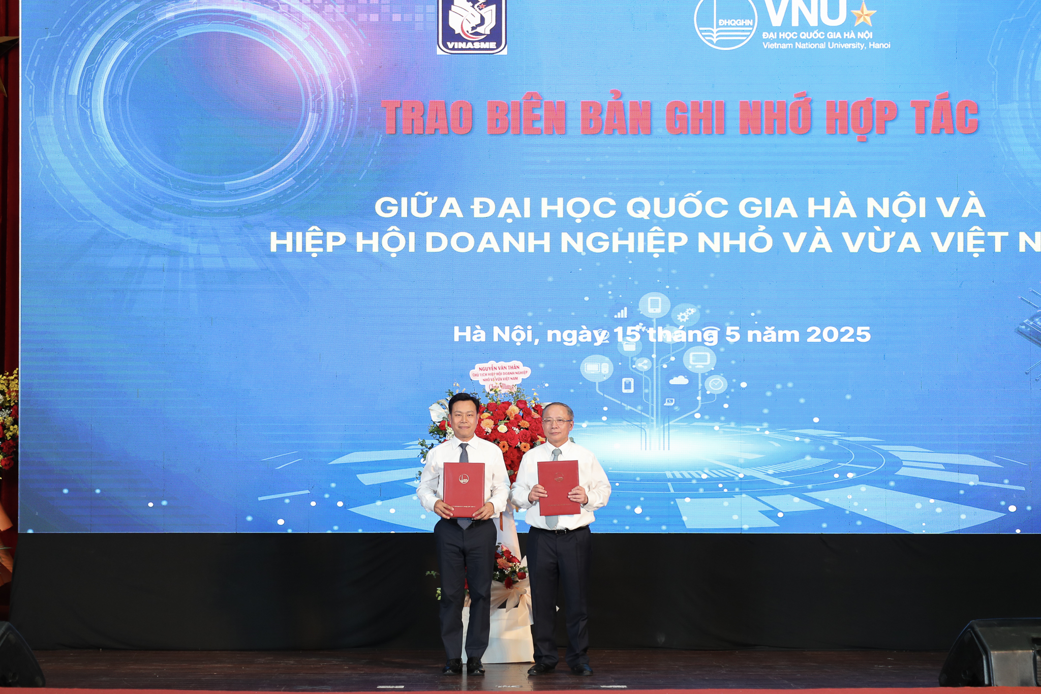 Giám đốc ĐHQGHN Lê Quân và Chủ tịch Hiệp hội doanh nghiệp vừa và nhỏ Việt Nam Nguyễn Văn Thân trao biên bản ghi nhớ hợp tác