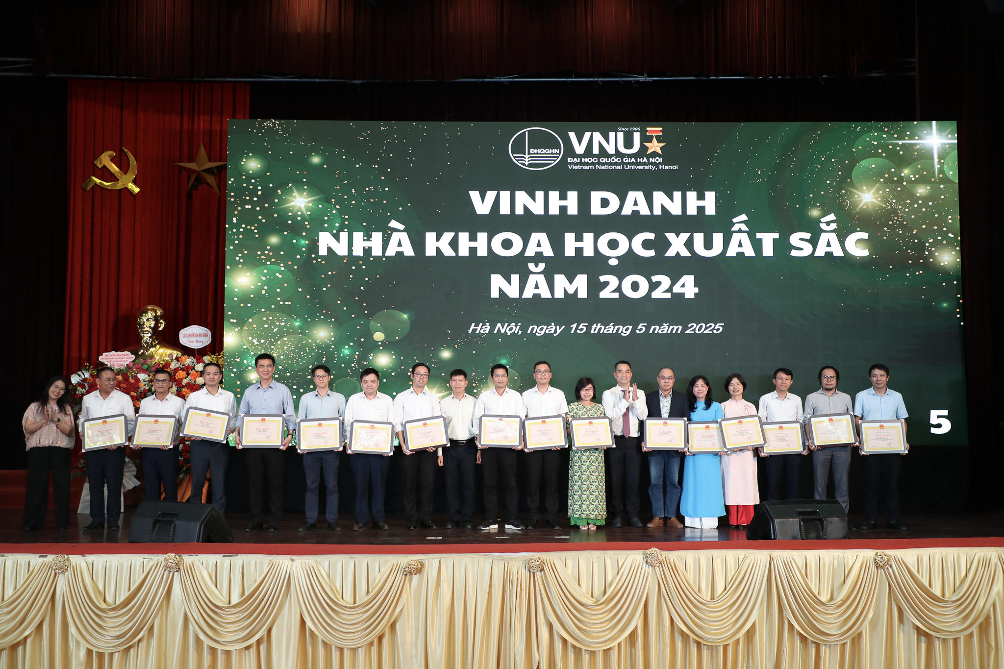Gần 150 nhà khoa học xuất sắc năm 2024 được tặng Bằng khen của Giám đốc ĐHQGHN vì thành tích trong nghiên cứu khoa học và công bố quốc tế