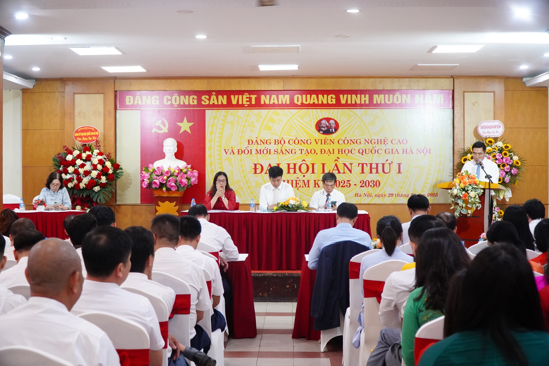 Đoàn Chủ tịch Đại hội