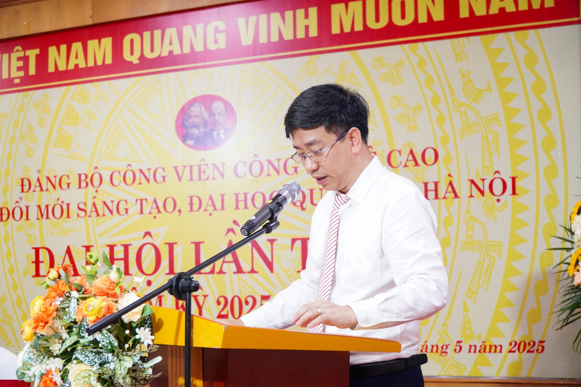 Phó Bí thư Đảng ủy, Phó Giám đốc ĐHQGHN Nguyễn Hoàng Hải dự và phát biểu chỉ đạo tại Đại hội Đảng bộ Công viên Công nghệ cao và Đổi mới sáng tạo lần thứ I, nhiệm kỳ 2025 – 2030
