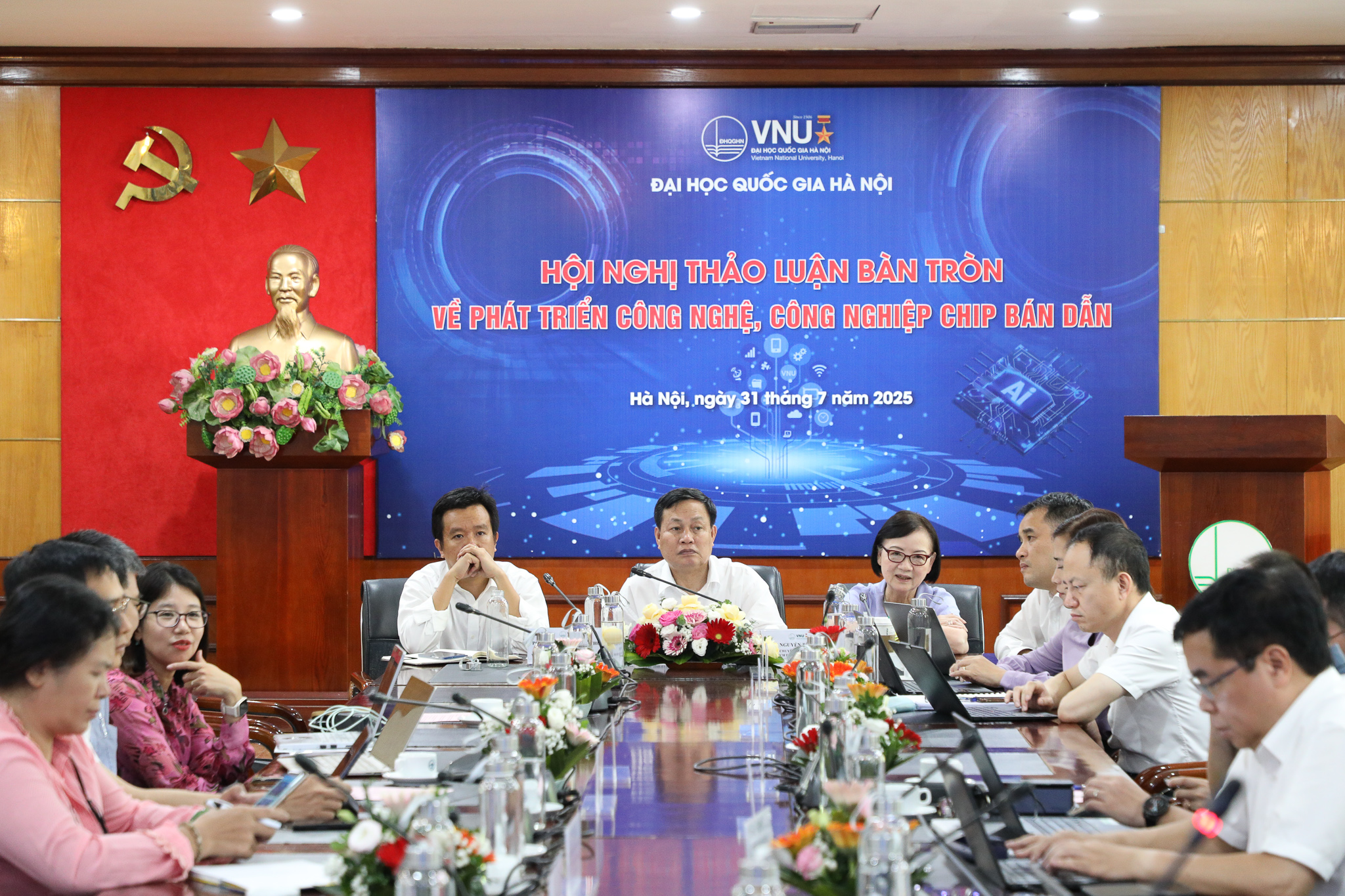 Hội nghị thảo luận bàn tròn về phát triển công nghệ và công nghiệp chip bán dẫn tại ĐHQGHN