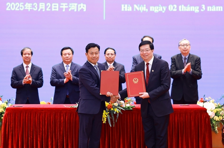 Ngày 02/3/2025, dưới sự chứng kiến của Thủ tướng Phạm Minh Chính, ĐHQGHN và ĐH Thanh Hoa ký kết thỏa thuận hợp tác về trao đổi sinh viên.