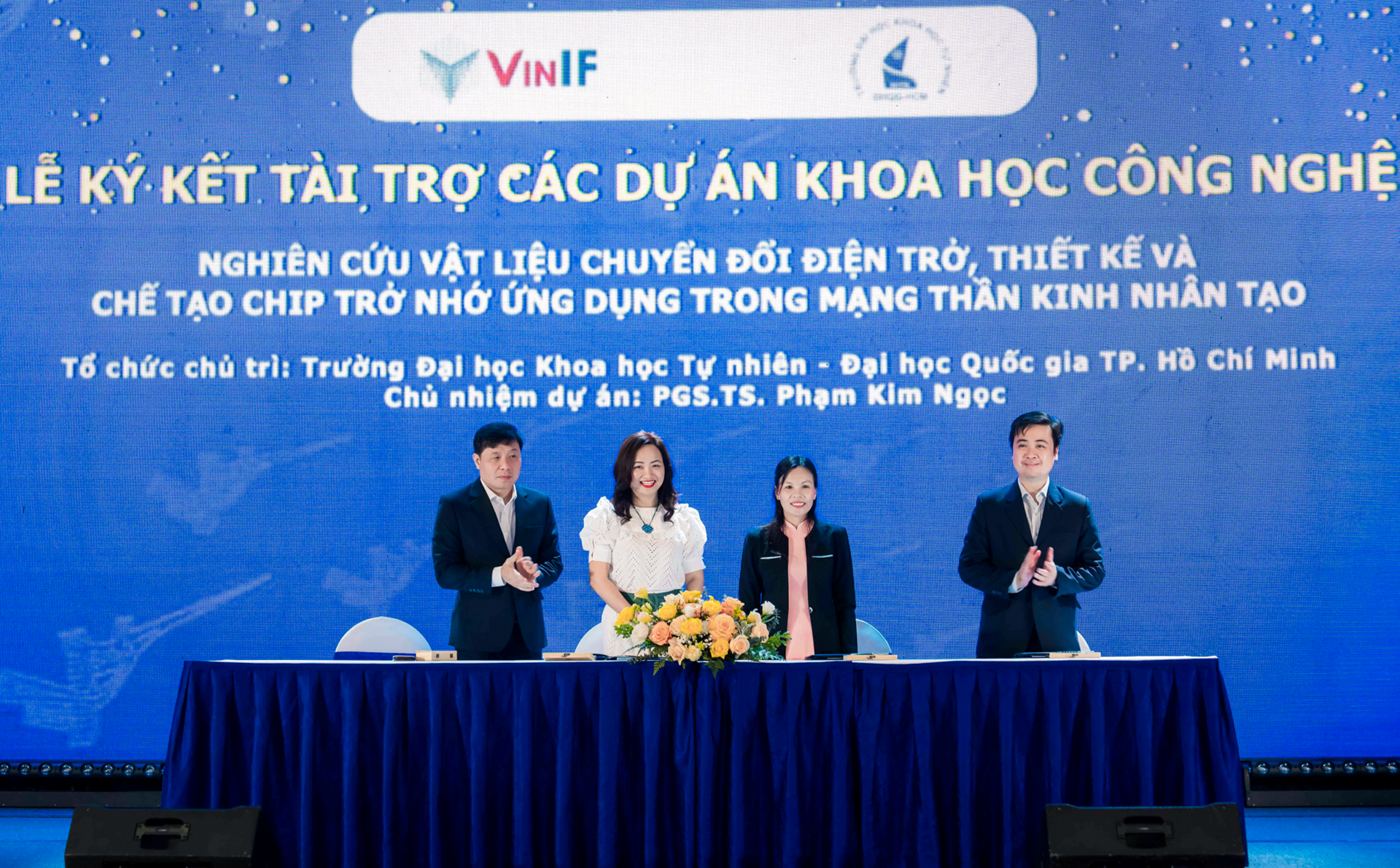 Ký kết thoả thuận tài trợ dự án "Nghiên cứu vật liệu chuyển đổi điện trở, thiết kế và chế tạo chip trở nhớ ứng dụng trong mạng thần kinh nhân tạo"