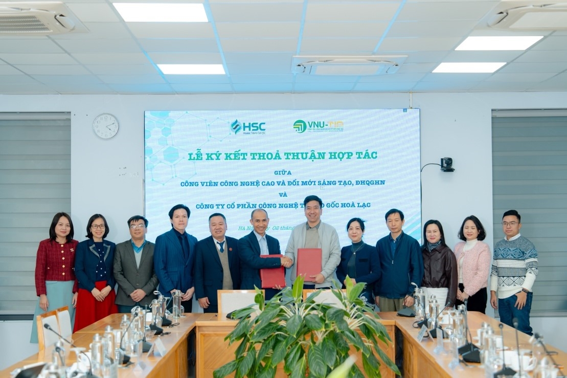 Lễ ký kết thoả thuận hợp tác giữa VNU-TIP và Công ty Cổ phần Công nghệ Tế bào gốc Hoà Lạc (HSC)