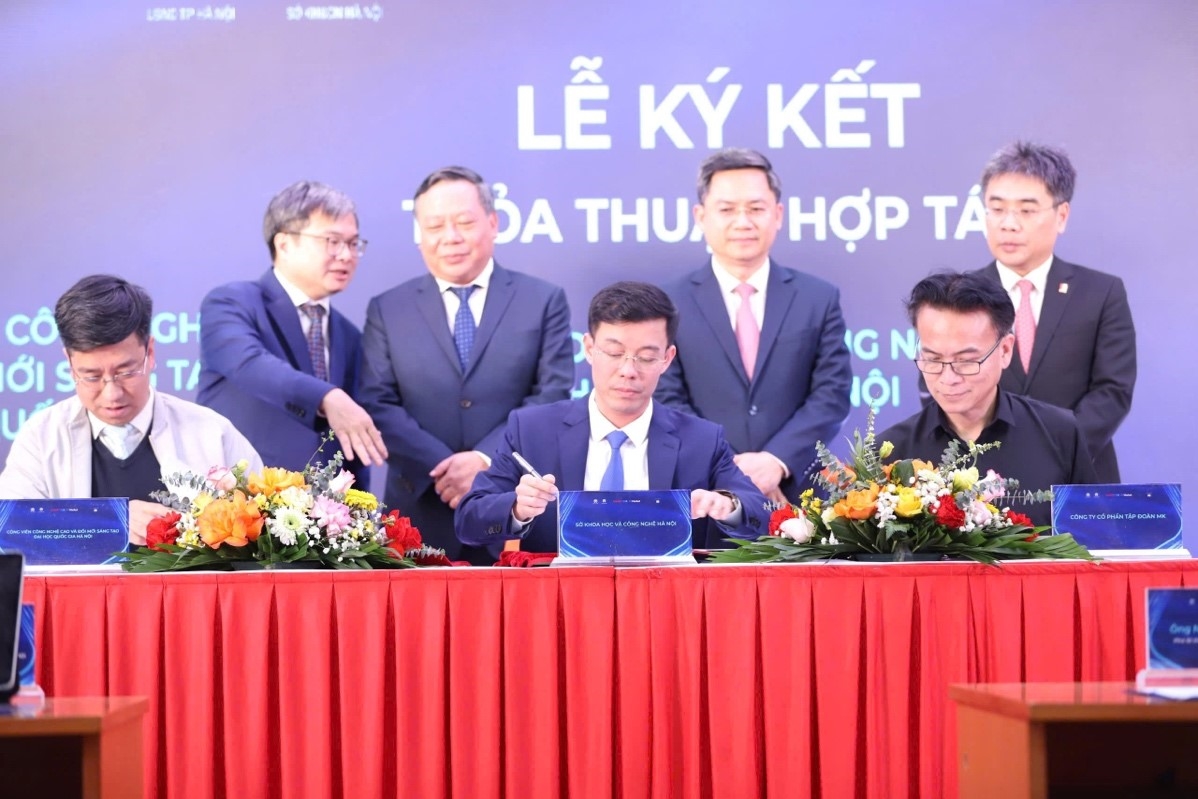 Giám đốc VNU-TIP, Giám đốc Sở KH&CN Hà Nội, Phó tổng giám đốc MK Group ký kết hợp tác