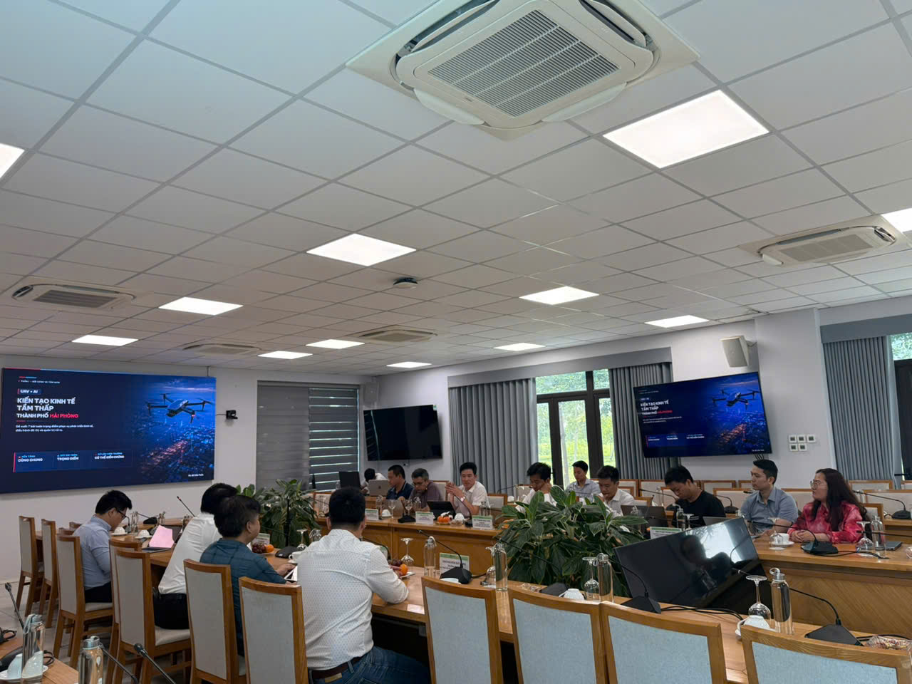 Chuyên gia trình bày báo cáo về UAV, kinh tế tầm thấp và công nghiệp bán dẫn
